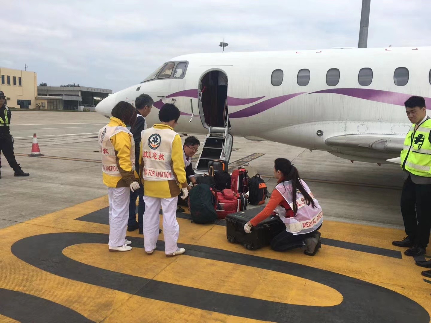 南山区香港出入境救护车出租